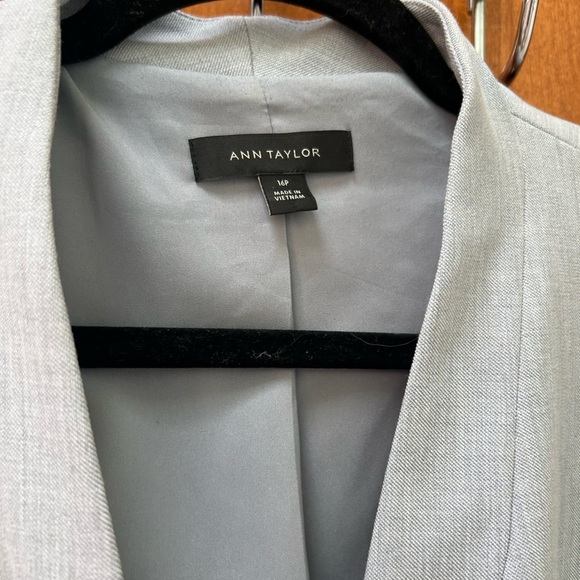 16P Ann Taylor light gray suit jacket lightly worn in excellent condition - Picture 6 of 7